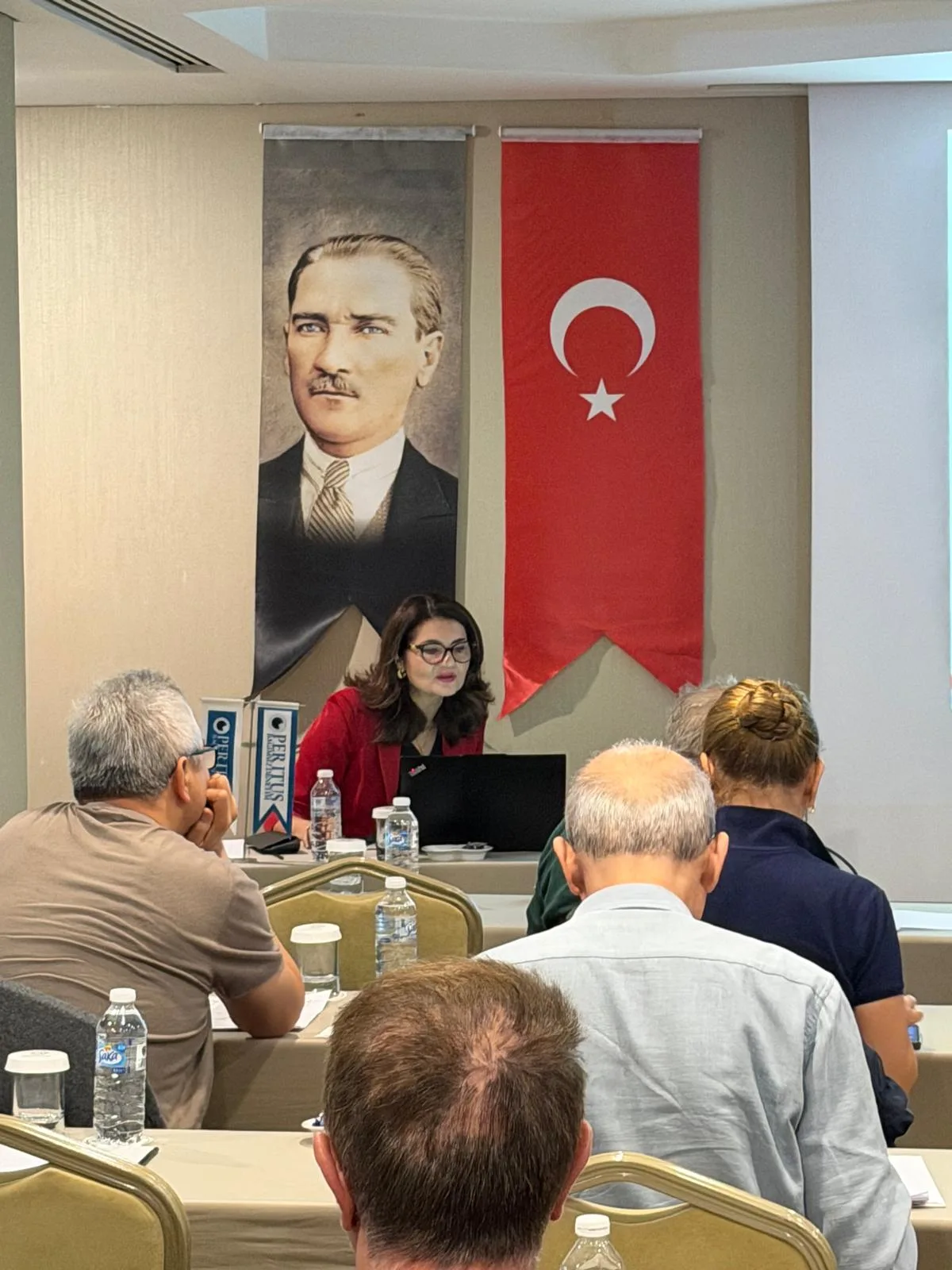 Peritus Akademi eğitmeni sınıfta, Atatürk posteri ve bayrak arka planda